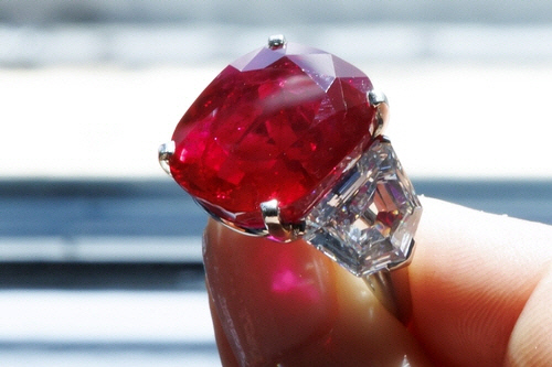 루비와 다이아몬드가 세팅된 카르티에 반지. [EPA=연합뉴스]